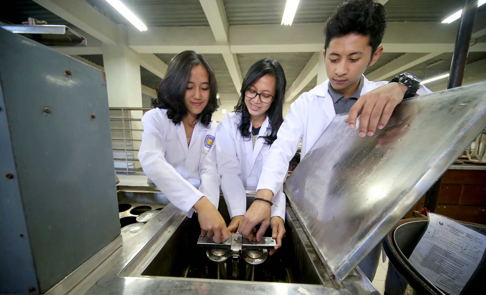 sekolah kedinasan perindustrian