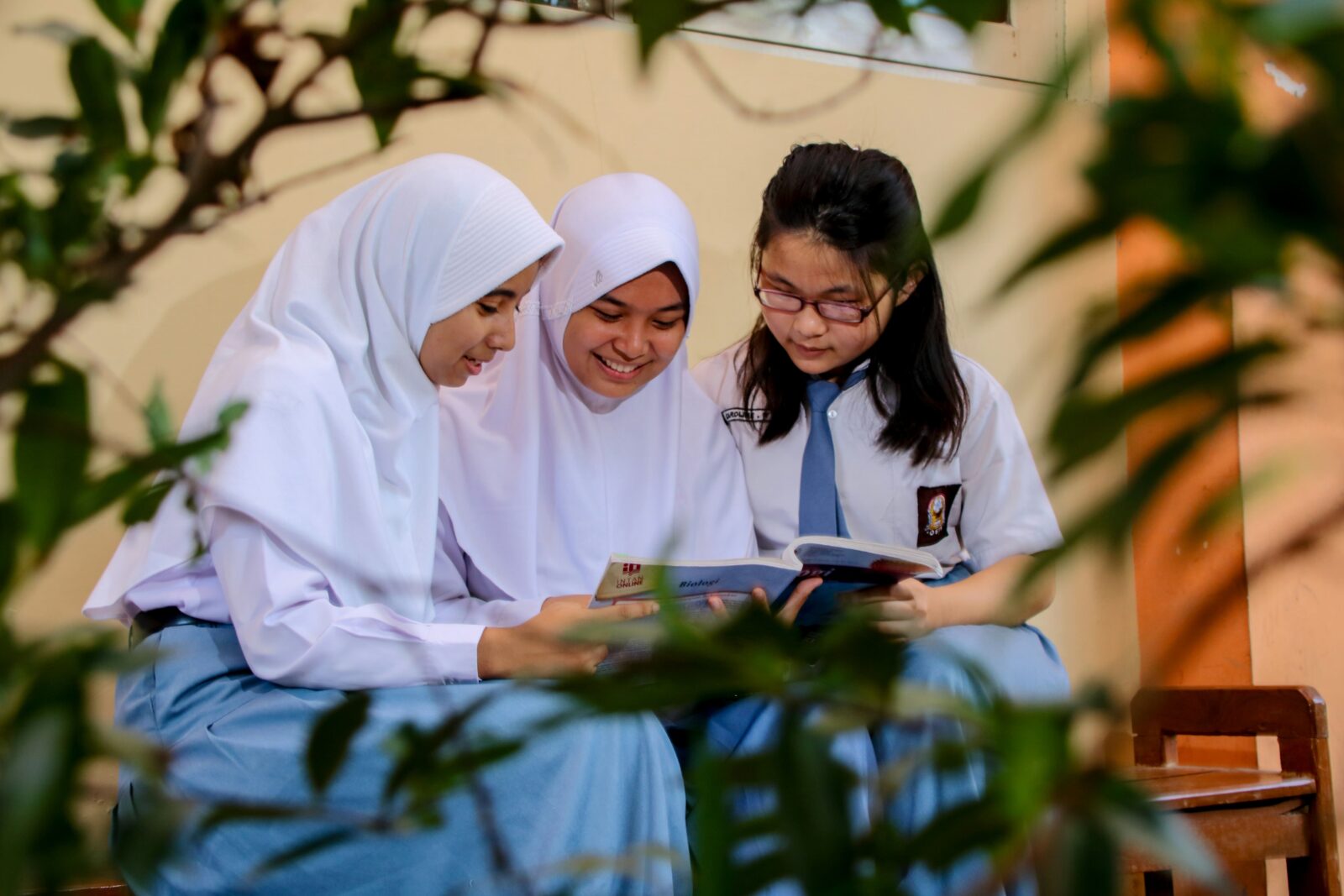 Ilustrasi siswa SMA belajar untuk meraih skor TKA 2026 terbaik