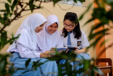 Ilustrasi siswa SMA belajar untuk meraih skor TKA 2026 terbaik