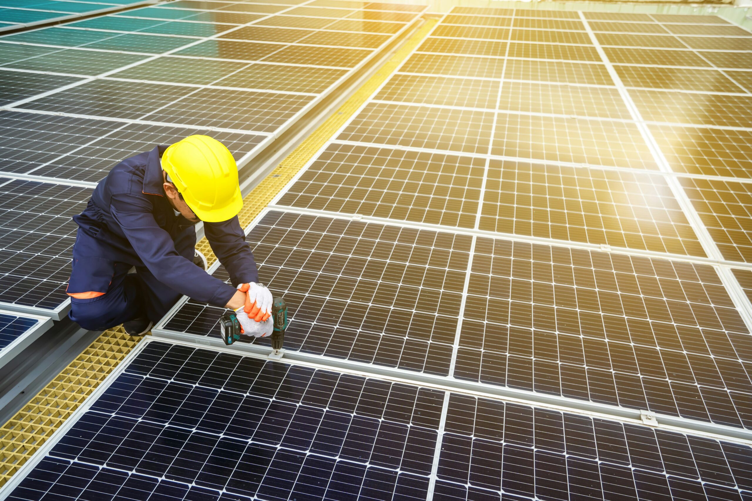 Ilustrasi solar panel engineer, salah satu green jobs di Indonesia. (Foto: Unsplash/Siwawut Phoophinyo)